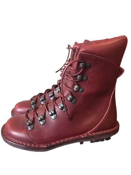 https://www.imboutique.eu/wp-content/uploads/2023/03/trippen-stivale-bordeux-1-removebg-preview.png 